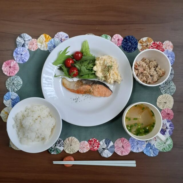 こんにちは☺️

今日の八幡ランチです

サーモンムニエル　タルタル添え
卵入りポテトサラダ
卯の花
ご飯
味噌汁

サーモンムニエルとタルタルが合ってとても美味しかったです😋

#今日のランチ
#ランチ
#ランチ見せっこ
#弘前ランチ
#昼食
#やっぱりジュース