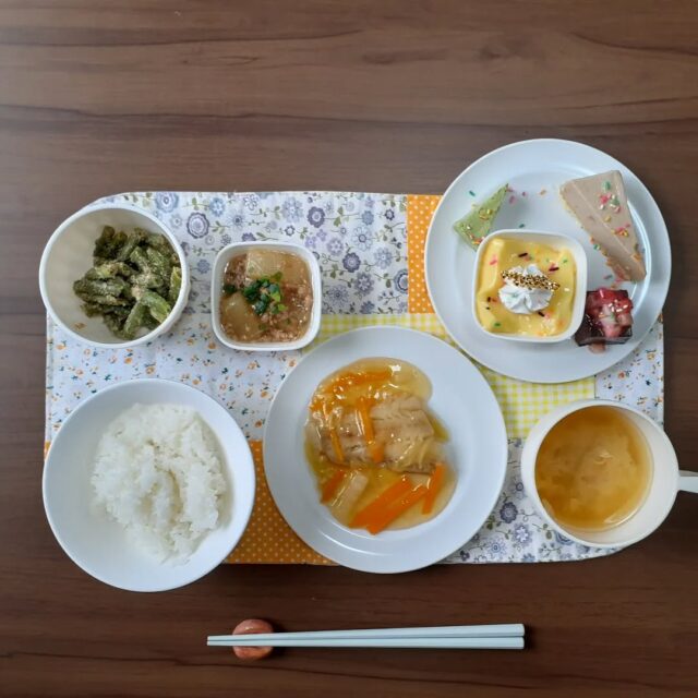 こんにちは☺️

今日の八幡ランチです

白身魚の和風野菜あんかけ
大根そぼろあんかけ
いんげんの胡麻和え
ご飯
味噌汁

今日のランチは誕生日の方のランチを撮らせてもらいました。今日のランチもいつものように全部とてもおいしかったです☺️

#今日のランチ
#ランチ
#ランチ見せっこ
#弘前ランチ
#昼食
#ジュース