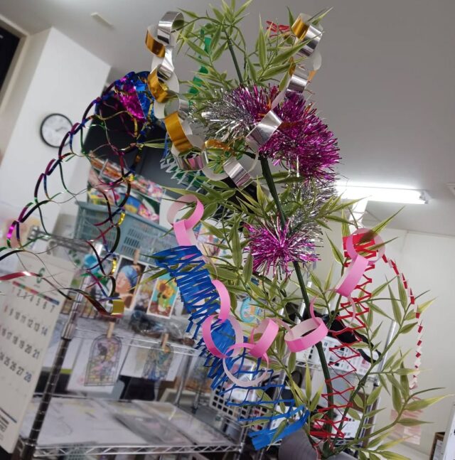 こんにちは。エフリング弘前です(*^^*)

ささの葉～さーらさらー♪
のきばにゆーれる♪

今週は七夕がありましたね
みなさんは七夕らしいことしましたか？
エフリング弘前でも七夕飾り用意しました✨
利用者さんスタッフみんなで
短冊に願い事を書きましたよ🎋
みんなの願いが叶いますように！！

エフリング弘前では
随時、見学や体験を募集してます。
お気軽にお問い合わせくださいm(__)m

#エフリング弘前
#就労継続支援B型
#障害者支援
#弘前
#七夕