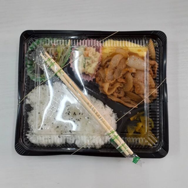 こんにちは☺️

今日の八幡ランチです

ピリ辛豚バラ焼き肉
具沢山野菜天ぷらそば
生姜焼き弁当

ピリ辛豚バラ焼き肉がスタミナ満点でとてもおいしかったです☺️

#今日のランチ
#ランチ
#ランチ見せっこ
#弘前ランチ
#昼食
#やっぱりジュース