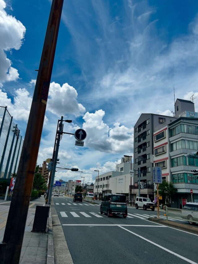 こんにちは😊
ジョブタス駒川事業所です！

最近気持ちの良い青空が広がっていますね🌞
綺麗すぎてついつい空を見上げてしまいます🤭
蝉も鳴き始め、本格的な夏の到来ですね〜‼️

水分補給、塩分補給お忘れなく‼️
夏風邪も流行ってますので気をつけてください🙂‍↕️

今週も頑張りましょう‼️
よろしくお願いしまーーす‼️

#ジョブタス駒川事業所
#エフリング
#就労継続支援ｂ型 
#障がい者自立支援 
#夏 
#突然の夕立さえ風情を感じて許せてまう