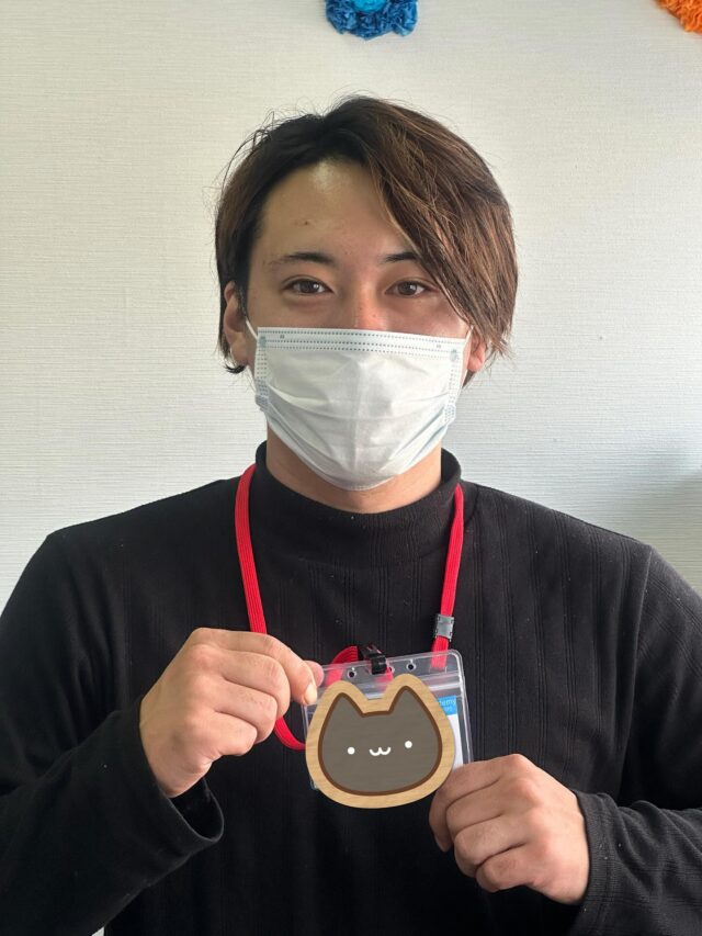こんにちは🌞
ジョブアカデミー名寄です🫡

本日から入社しましたS職員さんです🙆‍♀️
ちょっとしたアンケートをとりました✌️
好きな食べ物→カレー
好きな色→紫🟣
特技→ブレイクダンス
最後に一言→よろしくお願いします！

今週のリレー「好きな動物」
T職員は迷うことなく犬です🐕
我が家は2匹います可愛くて仕方がない🐶

#北海道 
#名寄市 
#ジョブアカデミー名寄 
#エフリング 
#就労継続支援ｂ型事業所 
#新職員紹介 
#がんばるねばる 
#好きな動物 
#犬 
#イッヌ 
#写真は我が家の愛犬