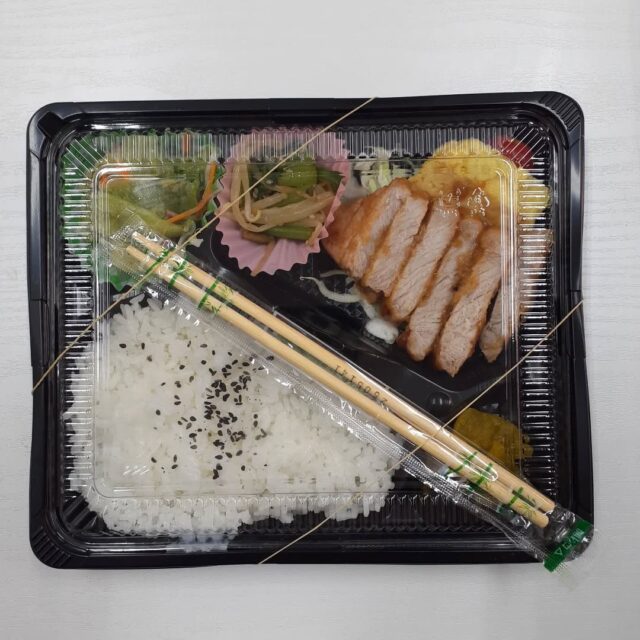 こんにちは☺️

今日の八幡ランチです

ポークジンジャー
とり天おろしうどん
お魚弁当

とり天おろしうどんがわかめや鰹節が入っていて具だくさんでおいしかったです☺️

#今日のランチ
#ランチ
#ランチ見せっこ
#弘前ランチ
#昼食
#やっぱりジュース