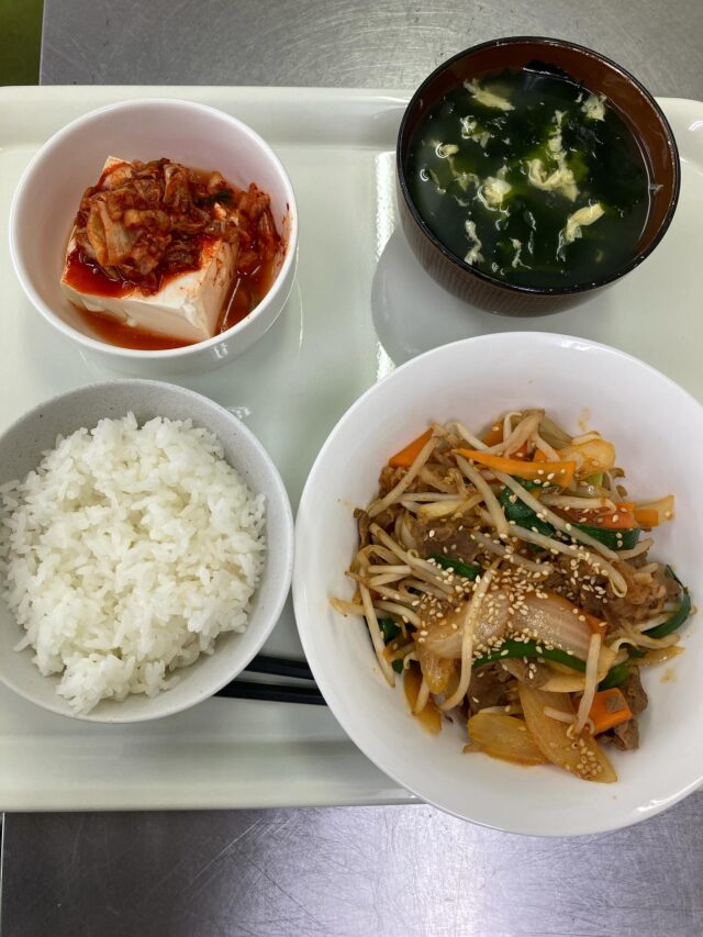 こんにちは♪
今日は最高気温予想38度で、暑くなりそうですね🥵

今日の事業所のご飯は、プルコギとキムチ冷奴、中華スープとご飯です
スタミナつけて、夏を乗り切りましょう⚡️
#ジョブタス長吉長原東#就労支援#B型#手作りアクセサリー#平野区就労支援#就労b#ハンドメイド#在宅#軽作業#就労訓練#日当保証#無料送迎