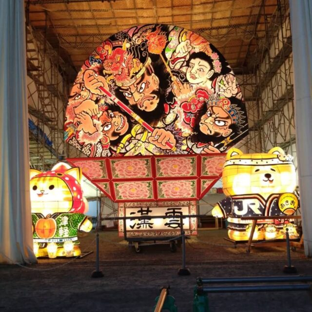 こんにちは。エフリング弘前です(*^^*)
8月になり　弘前ねぷたまつりが開幕！
弘前の熱くて短い夏が始まりましたよ🤩
一枚目はエフリング弘前のすぐ近くの
弘前駅のねぷた。夜になり灯りがつくと
やはりキレイです🥰

昨日は駅前運行ということもあり
日中からねぷたが小屋から出て
お囃子も聞こえてきていました。
ウズウズしていた方も多いのでは？( *´艸｀)笑

エフリング弘前では
随時見学や体験を受け付けています。
お気軽にお問い合わせください
☎0172-55-8860

#エフリング弘前
#就労継続支援B型
#障害者支援
#弘前
#弘前ねぷたまつり