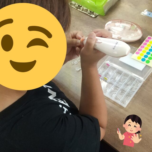 こんにちは、ジョブタス東仙台です！

お盆期間中通常営業していましたが、
お休みする利用者さんも多く今日は久々に
大人数の事業所内となりました👫👬

今日から新しいハンドメイド作品を始めました！
前々から興味のあったネイルチップの作成を行っております。

チップにバリが多くあるため、1枚ずつ丁寧に
研磨機を使用してバリ取りを行っていただきました。
なめらかになったチップにデザインしていきます💅

今後どんなデザインができるか
楽しみですね😊😊💕✨

----✂-----------------------------------------

🏠ジョブタス東仙台　★東仙台駅すぐそば！
〒983-0833　仙台市宮城野区東仙台1丁目7-1
☎022-355-6325
【営業時間：9：00～17：00／月～金曜日】

#ジョブタス東仙台 #就労支援B型 #福祉 #障害福祉 #無料送迎 #昼食無料提供 #仙台 #ハンドメイド #製作 #軽作業 #古着 #古本 #昼食無料 #送迎無料 #利用者様募集中 #見学体験受付中 #エフリング