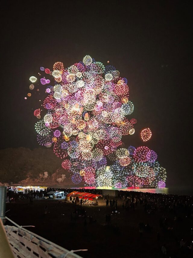 こんにちは　ジョブタス駒川事業所です☺️

本日は職員からの夏の思い出お裾分けです🎆
"熊野大花火大会"のお写真だそうです📸

カラフルでとっても素敵ですね〜✨
やっぱり夏の風物詩といえば花火ですよね🌻
みなさんは今年花火見にいかれましたか❓

よかったらエピソード聞かせてくださ〜い😁

#就労継続支援ｂ型 
#ジョブタス駒川
#エフリング
#障がい者自立支援
#熊野大花火大会 
#夏の思い出