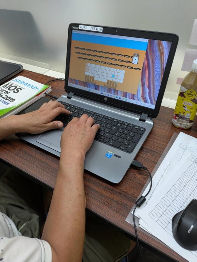 パソコン訓練の様子をパシャリ📸
こちらはタイピングの練習です❗️

他にもExcelやPowerPointなど、ソフトを使用した訓練も可能です。
もちろんテキストや職員が教えることも可能ですよ😃

勉強してみたいことがあれば、気軽にお伝えくださいね〜🎶

#ジョブタス駒川
#就労継続支援ｂ型 
#エフリング
#障がい者自立支援
#パソコン訓練
#Excel
#word
