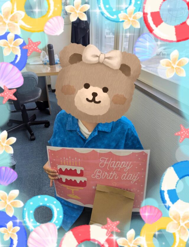 こんにちは😊ジョブアカデミー名寄です🤟

今日は8月生まれの３名の誕生日をお祝いしました😃ちょっとしたプレゼントと、利用者と職員からの寄せ書き🎁改めておめでとうございました🤟

今週のリレー「愛用歯磨き粉」💁
S職員は歯磨き粉にこだわりが無いのですが、クリニカ率が高いです！理由はその辺に売ってるからです！笑

 #エフリング
 #ジョブアカデミー名寄 
#就労支援ｂ型事業所