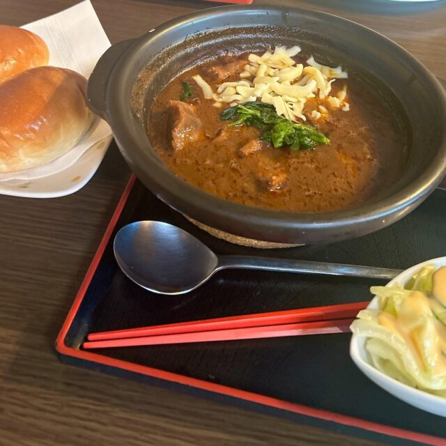 ・
こんにちは！ジョブタス千城台東事業所です🐸

今日は職員の休日紹介です♪

利用者さんおすすめのカレー屋さんに行ってきました🍛

桜木にあるカレーとタンシチューのお店。大通りを抜けてちょっと細い道の先にありました。こんな所にお店が！って感じです。

今回はタンシチューをいただきましたが、めちゃめちゃ美味しくてびっくりしました！！！
次はカレーを食べたいな～～。。

美味しいお店教えてくれて感謝です

＃エフリング　＃ジョブタス　＃千代台　＃桜木　＃食べ物の写真撮るの苦手　＃パンとご飯も選べる　＃こまがた