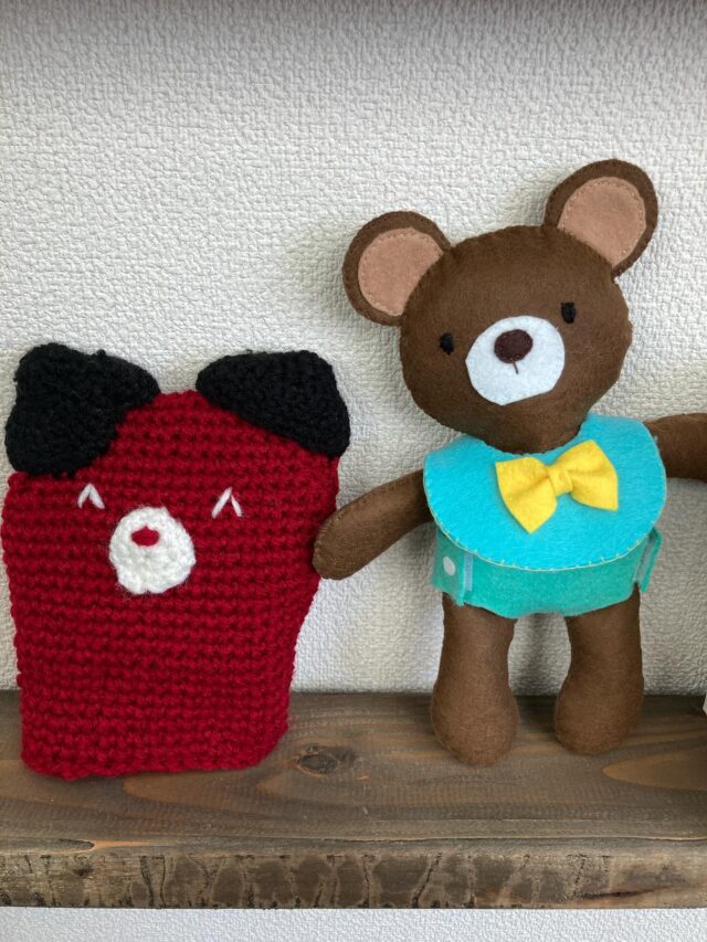こんにちは♪
今日は利用者さんの作品を紹介します✨
くまのミトンとフェルトのぬいぐるみです🐻

くまさんシリーズ、秋にもぴったりですね🍂
#ジョブタス長吉長原東　#就労支援　#B型　#手作りアクセサリー　#平野区就労支援　#就労b #ハンドメイド　#在宅　#軽作業　#就労訓練　#日当保証　#無料送迎