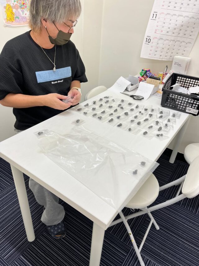 ・

こんにちは！ジョブタス千城台東事業所です🐒

本日の内職は石の封入でした😊
900個の封入作業でしたが、あっという間に完成しました！！
「この石は何に使うのかな～」なんて言いながら楽しく作業できました👏

急に冷え込んできたので
皆様　風邪に気をつけてください🤗

#ｴﾌﾘﾝｸﾞ　#ｼﾞｮﾌﾞﾀｽ　#ｼﾞｮﾌﾞﾀｽ千城台東事業所　#就労支援　#就労B型　#障がい支援　#内職