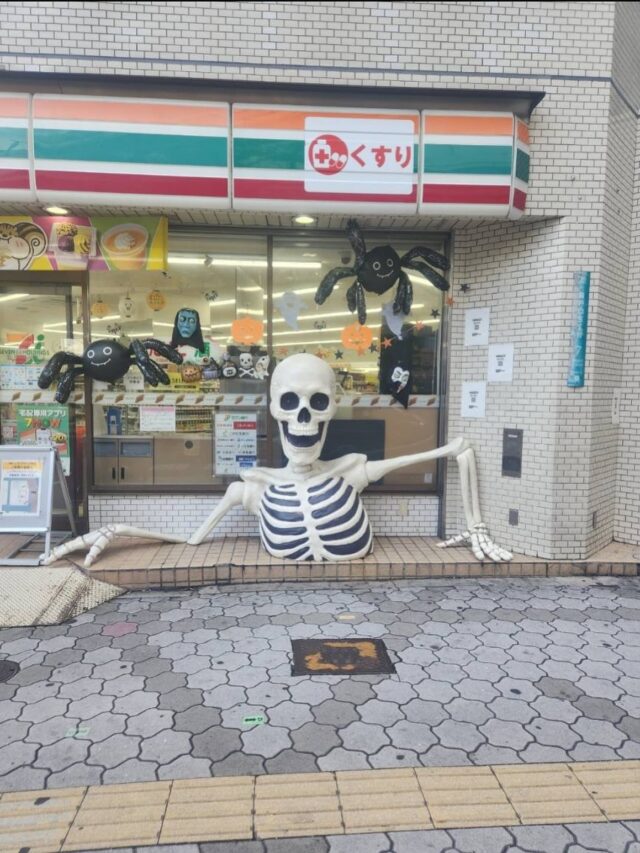 こんにちは

平野区役所の近くのセブンイレブンで、大きなハロウィンの飾りを見つけました🎃👻#ジョブタス長吉長原東#就労支援#B型#手作りアクセサリー#平野区就労支援#就労b#ハンドメイド#在宅#軽作業#就労訓練#日当保証#無料送迎
