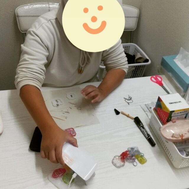 ジョブタス東仙台です！

利用者さん作品の紹介です☑

レジンで小物を作成しております！

リボンのイヤリングが可愛すぎて🥰💕

前回の販売会ではイヤリングパーツがなく
ピアスのみの販売でしたが、今回は
イヤリング作品増やしております！

ぜひ20日の販売会にて現物確認ください♪

----✂-----------------------------------------

🏠ジョブタス東仙台　★東仙台駅すぐそば！
〒983-0833　仙台市宮城野区東仙台1丁目7-1
☎022-355-6325
【営業時間：9：00～17：00／月～金曜日】

#ジョブタス東仙台 #就労支援B型 #福祉 #障害福祉 #無料送迎 #昼食無料提供 #仙台 #ハンドメイド #製作 #軽作業 #古着 #古本 #昼食無料 #送迎無料 #利用者様募集中 #見学体験受付中 #エフリング