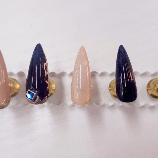 販売しているネイルチップは、こんなふうに作っています💅

デザインを考えて、色を重ねて、パーツをのせて…
ひとつひとつ丁寧に手作りしています✨
仕上がりの雰囲気を、ぜひ動画でご覧ください🌷

販売中はこちらから👇
🔗 https://8maru.buyshop.jp/」

#ネイルチップ #ハンドメイドネイル #ネイルデザイン #ネイル好きさんと繋がりたい
#手作りネイル #ネイルアート #ネイル販売 #可愛いネイル #naildesign #nailart