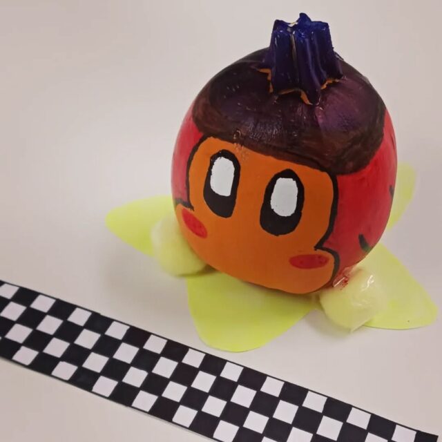 エフリング弘前です！！

今日はハロウィンですね🎃
わたくしスタッフMも不器用なりにカボチャに推しのイラストを描いてみました✨

なんのキャラでしょうか？
答えは下のハッシュタグにて(о´∀`о)

エフリング弘前では利用者さん大募集中です！
見学や体験等何かありましたらお気軽にお問い合わせください！

☎0172-55-8860

#エフリング弘前
#弘前
#就労継続支援B型
#障害者支援
#エアライダー 風

正解は #ワドルディ でした✨