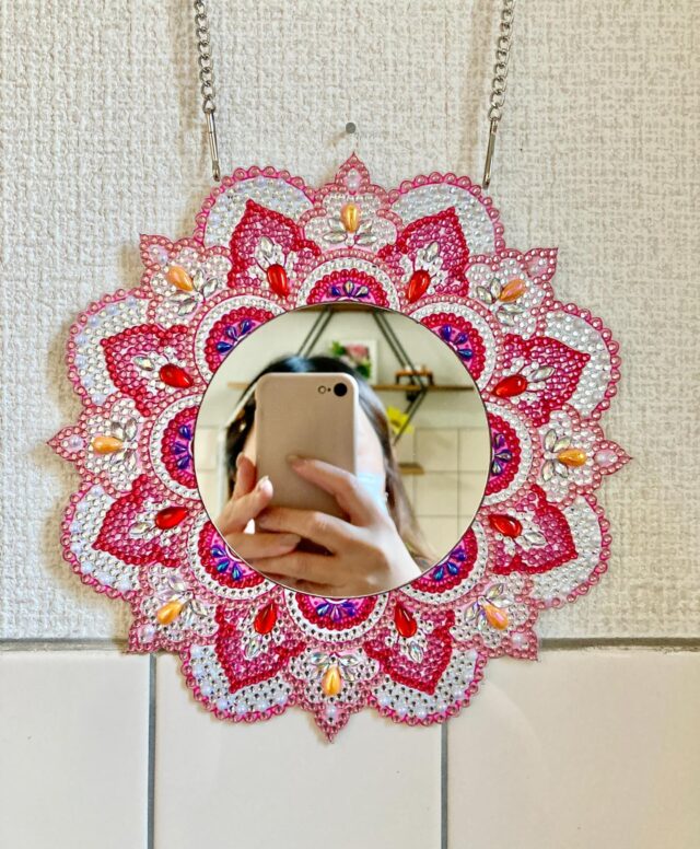 本日は利用者さんの作品をご紹介♪

キラキラしたパーツを貼り付けていく
ダイヤモンドアートという作品です✨

こちらは鏡ですがとってもキラキラで素敵に仕上がっております☺️

#ダイヤモンドアート
#鏡
#ハンドメイド
#就労支援B型
#平野区
#無料送迎
#HSS
#エフリング