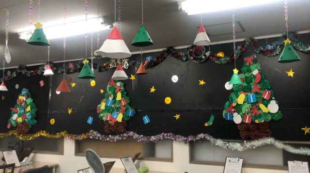 こんにちは！ジョブアカデミー名寄です！

12月の飾りが完成しました🎅花紙を駆使したクリスマスツリーが今回の飾りのポイントです🎄利用者の皆様に作っていただきました🔥
名寄もすっかり12月らしい気温と景色⛄️皆様体調に気をつけてお過ごしください！

今週のお題は「クリスマスの予定」
S職員はシュトーレンを楽しみます🥂ドイツで修行をした職人が作ったというシュトーレンを仕入れました🇩🇪
めちゃくちゃ楽しみなので早くクリスマスが来て欲しいですね🎄

#ジョブアカデミー名寄
#就労継続支援ｂ型
#株式会社エフリング
