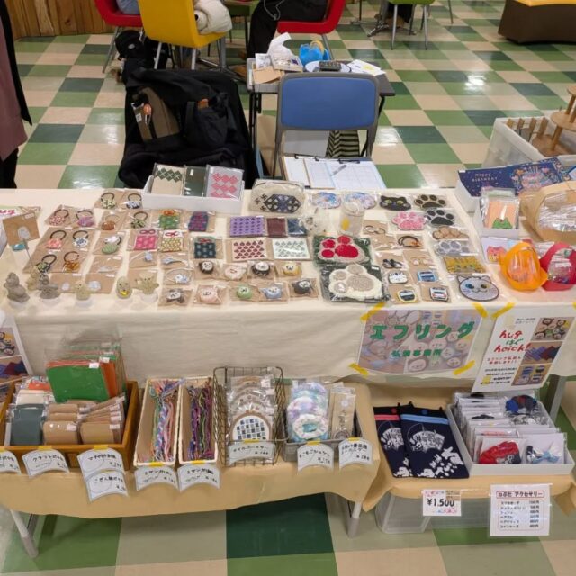 こんにちは　エフリング弘前です(*^^*)

先週末は　ヒロロで行われたイベントへ
参加していました！
お買い上げいただいたみなさん
ありがとうございました😆💕✨

たかまるくんも遊びに来ていましたよ

エフリング弘前では
見学や体験を随時受け付けておりますので
お気軽にお問い合わせください！
☎0172-55-8860

#エフリング弘前
#就労継続支援B型
#障害者支援
#弘前