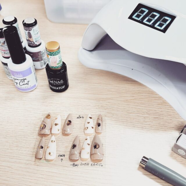 ネイル作業をパシャリ🕺
完成品はBASEやメルカリで販売してます('ω')💅

#ネイル　#ハンドメイド　#nail #就労支援　#ジョブタス弘前八幡事業所　#弘前市　#中の人