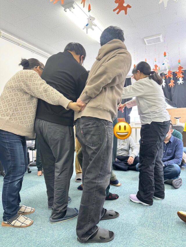 こんばんは！ジョブアカデミー名寄です🌻

本日は納会ということでレクリエーションを実施しました！写真は「人間知恵の輪」というゲームを行う利用者です！

今年も大変お世話になりました。ご利用者の皆様、関係者の皆様、感謝申し上げます。来年もジョブアカデミー名寄をよろしくお願い致します！
皆様良いお年をお迎えください🎍

今週のお題「今年の漢字一字」
S職員は『愛』です！皆様のおかげです愛に溢れた一年になったと思います！

#就労支援b型 
#ジョブアカデミー名寄
#株式会社エフリング