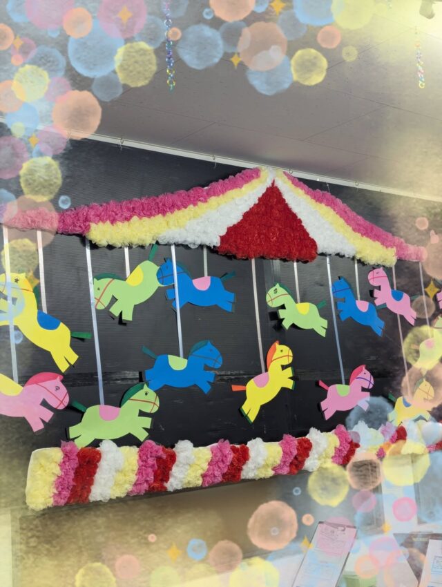 こんにちは😊ジョブアカデミー名寄です🤟⁡
⁡本年もあと1日！⁡
⁡来年に向けて、本日飾り付けを終えました🥰来年はうま年！いい年にしましょうね🤟⁡
⁡⁡
⁡本日のお題「今年の漢字」です！⁡
⁡U職員は「病」だったかも笑  ついに血圧の薬と胃薬を飲むようになりました🥺初のバリウムと胃カメラも経験しました🤣⁡
⁡⁡
もう若くないので⁡来年は健康を意識します🤟⁡
⁡⁡
⁡ #エフリング⁡
⁡ #就労継続支援B型事業所⁡
⁡ #ジョブアカデミー名寄⁡
⁡ #あと1日⁡
⁡ #納めます⁡
⁡