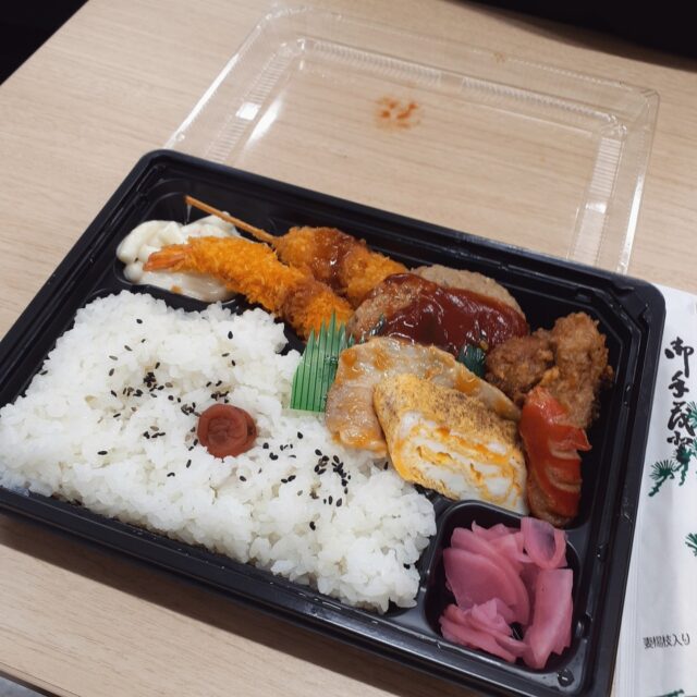 #中の人　
どうも～ジョブタスの中の人です～笑
今日もゆるっと元気に開所してます～

今回は弘前市のおすすめのお弁当屋さんを紹介させていただきます

12月に忘年会をした時にお世話になりましたこちらのお弁当🍱

なんとびっくり・・・

500円以下なのです！！！！

この！！物価高に！！！！
破格すぎません！！！？
利益とれてます！！！？？(余計なお世話)

おかずもごはんもボリューミーでとっても美味しかったです♡

そんなお弁当屋さんですが

#ふらいぱんダディ 様のお弁当なんです('◇')ゞ

予算内で昼食を賄わなければとヒーヒー焦っていたところ、快くオーダーを承っていただけました・・・神・・・👐

また機会があればよろしくお願いいたします！<m(__)m>

#obento
#お弁当
#激安
#弘前市
#助けられたスタッフ
#行事におすすめ
#毎日食べたい