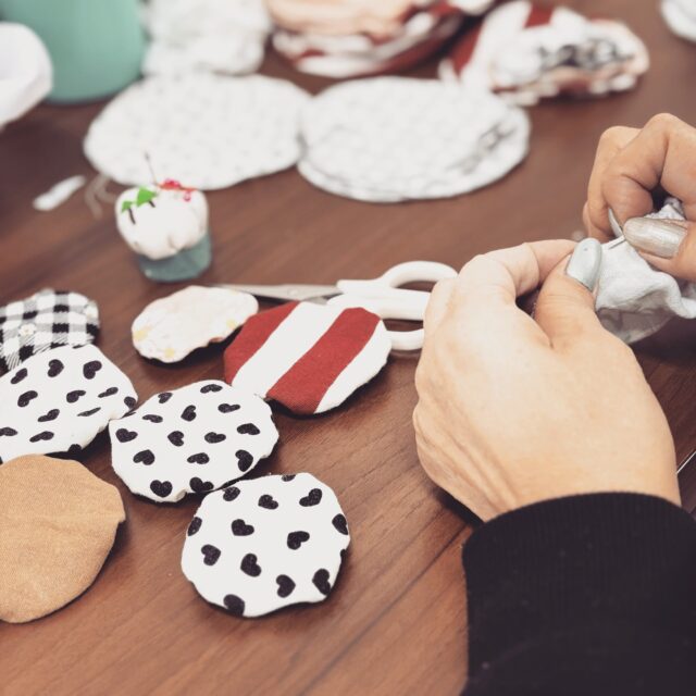 新年あけましておめでとうございます🎍
2026年もよろしくお願いいたします🏇

仕事はじめはヨーヨーキルトや編み物をしてる利用者さんをパシャリ📷

めちゃくちゃ可愛くないですか！？

YouTubeを見ながらかぎ編み頑張ってます🐻☝

#ハンドメイド　#毛糸　#ヨーヨーキルト　#手芸　#編み物　#可愛い　#ジョブタス弘前八幡事業所　#就労支援 #就労支援b型 　#弘前市　#中の人