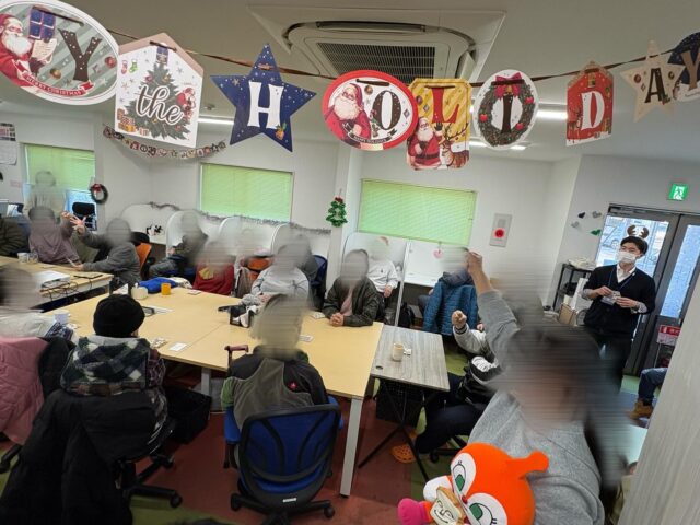 こんにちは、ジョブタス豊四季です☺️
遅くなってしまいましたが、先日行ったクリスマスレクリエーションの様子をご紹介します🎄

今回は
ビンゴ大会＆映画鑑賞の二本立てで開催しました✨

プロジェクターに番号を映し出し、番号が呼ばれるたびに一喜一憂！
10位以内の豪華景品を狙って、会場は大盛り上がりでした❣️
もちろん、当選しなかった方にも参加賞のお菓子をご用意しています🍬

その後は映画鑑賞タイム🎬
今回はディズニー映画『ラマになった王様』を上映しました🫅
ビンゴ大会でゲットしたお菓子を食べながら、まったりとした時間を過ごしました♪

さらにビンゴとは別に、特別賞としてぬいぐるみもご用意🧸
こちらはじゃんけん形式で決定し、こちらも大盛り上がりでした✊✌️✋

お食事編はまた別の投稿でご紹介しますので、お楽しみに！

#就労継続支援B型 #B型事業所 #障がい者就労支援 #福祉作業所  #働くって楽しい #自分らしく働く #社会とつながりたい  #柏市　#流山市　#流山おおたかの森