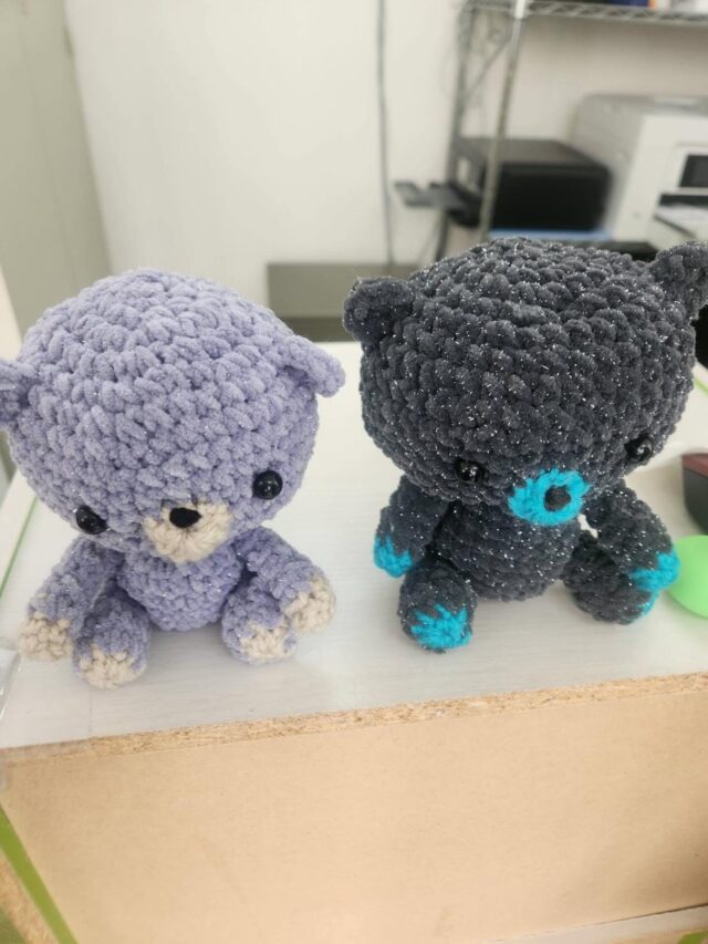 利用者さんの作品を紹介します

人気のあるシリーズ。
手足が動くくまさんです🐻

編んでる最中から、可愛いと好評です☺️
#ジョブタス長吉長原東#就労支援#B型#手作りアクセサリー#平野区就労支援#就労b#ハンドメイド#在宅#軽作業#就労訓練#日当保証#無料送迎