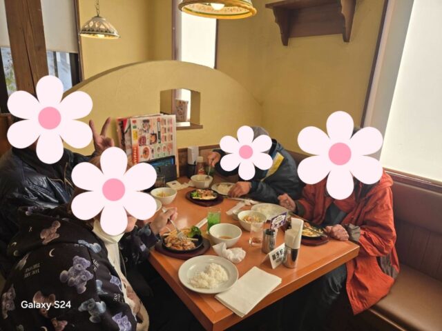 こんにちは！
新成人の皆さん、ご成人おめでとうございます🎉👏

成人式…もう何年も前の出来事ですが（笑）
体は初老、気持ちは永遠の18歳！
若い皆さんに負けないよう、まだまだ元気に頑張ります😊

さて先週は、皆勤賞のご褒美企画として
「外食＆買い物」へお出かけしてきました✨

パスタやチキンステーキなど、
利用者さんのリクエストを聞きながら、
毎回「どこに行こうか？」と相談して決めています🍝🍗

外食は、ただ食べるだけではなく
一般のお客さんもいる中での社会勉強の場でもあります。
マナーを意識しながら、楽しく・美味しくいただきました😋

来月も、みんなで話し合って
楽しくて美味しいお出かけを計画しましょう！
次はどこに行くか…今から楽しみですね✨

♡♡お問い合わせ先∩^ω^∩♡

🏢宇都宮市西大寛2丁目5-46
☎️0286668206
💌 jobtas.sakura@gmail.com

･*:.｡. .｡.:*･゜ﾟ･* *･゜ﾟ･*:.｡..｡.:*･'

#ジョブタス宇都宮さくら事業所
#就労継続支援b型
#精神障がい
#知的障がい
#身体障がい
#難病
#全盲
#送迎無料
#資格取得支援
#発達障害 　
#pc作業
#パソコン初心者
#ソフトクリーム無料
#ドリンク無料　
#就労継続支援
#とにかく楽しい