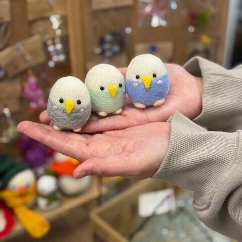 ジョブタス東仙台です！

利用者さん作品の紹介です✔

三匹のかわいい小鳥たち🐣💕
手のひらサイズでとっても良きです◎

作品棚に飾っていると、通りがかる利用者さんたちが
「おっ！」と新しい作品に足を止めていました🚶💡

----✂-----------------------------------------

🏠ジョブタス東仙台　★東仙台駅すぐそば！
〒983-0833　仙台市宮城野区東仙台1丁目7-1
☎022-355-6325
【営業時間：9：00～17：00／月～金曜日】

#ジョブタス東仙台 #就労支援B型 #福祉 #障害福祉 #無料送迎 #昼食無料提供 #仙台 #ハンドメイド #製作 #軽作業 #古着 #古本 #昼食無料 #送迎無料 #利用者様募集中 #見学体験受付中 #エフリング