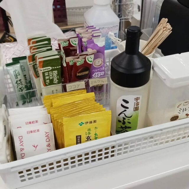 こんにちは。エフリング弘前です(*^^*)

エフリングのカフェコーナー☕✨
玄米茶も仲間入り！
お弁当の時に温かいお茶が合うと
利用者さんから好評です。
ミルクティー、ココアの甘いものもありますよ♥
冬はもう少し続きますので温かい飲み物を
飲んでリフレッシュしながら頑張りましょうね

エフリング弘前では
見学や体験を受け付けておりますので
お気軽にお問い合わせください！
☎0172-55-8860

#エフリング弘前
#障害者支援
#就労継続支援B型
#弘前