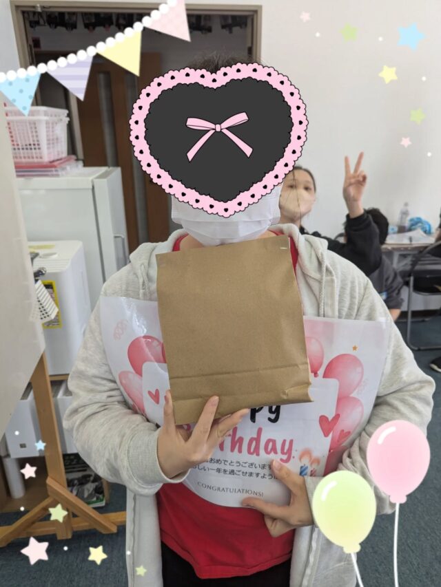 こんにちは😊ジョブアカデミー名寄です🤟⁡
⁡⁡
⁡昨日は2月の誕生日会をしました👏今月は4名の方が誕生日を迎え一足先に3名の方をお祝い🎂作業後にミニゲームもして楽しみました😍⁡
⁡⁡
⁡そして今日は土曜開所日‼️来週排雪が入るので、職員がアーケードにのぼり、下に落ちた雪を利用者様に運んでいただきました💁かなりスッキリしました🤟⁡
⁡⁡
⁡来週は避難訓練があります！持ち物忘れずに🤗⁡
⁡⁡
⁡ #エフリング⁡
⁡ #就労継続支援B型事業所⁡
⁡ #ジョブアカデミー名寄⁡
⁡ #雪国の使命⁡
⁡ #フリー素材職員たち