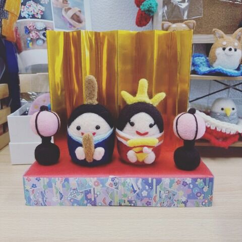 ジョブタス東仙台です！

利用者さん作品の紹介です✔

羊毛フェルトで作成したひな飾り🎎
サイズ感がとてもかわいらしいです💕

早くも5月の装飾品を模索中らしく、
次はこいのぼりかな‥？とイメージされていました🎏
次回作も要チェックです！😆💥

----✂-----------------------------------------

🏠ジョブタス東仙台　★東仙台駅すぐそば！
〒983-0833　仙台市宮城野区東仙台1丁目7-1
☎022-355-6325
【営業時間：9：00～17：00／月～金曜日】

#ジョブタス東仙台 #就労支援B型 #福祉 #障害福祉 #無料送迎 #昼食無料提供 #仙台 #ハンドメイド #製作 #軽作業 #古着 #古本 #昼食無料 #送迎無料 #利用者様募集中 #見学体験受付中 #エフリング