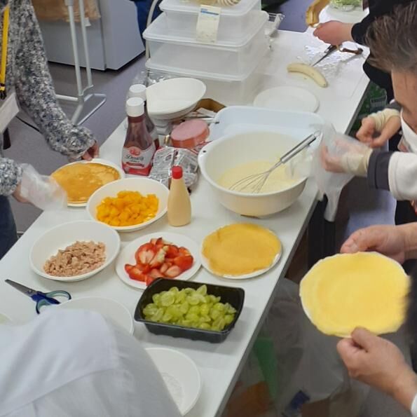 R８年２月２３日　天皇誕生日

ジョブタス弘前八幡事業所で、クレープパティシエが行われました🎉

当日は皆で生地をボールに入れてかき混ぜて、だまにならない様に生地を作り、一人づつホットプレートで焼き上げました🥰

その焼けあがったクレープ生地に各々にフルーツやレタスやホイップクリーム、マヨネーズ等をトッピングして味も各々に決めて作り、楽しく二枚焼き上げ食べました😍

私はシャインマスカットと、バナナと苺に生クリームホイップと色付きの砂糖を散らし作りました🍓

もう一枚は、レタスにハムと、ソーセージと、ツナを並べてマヨネーズを少しと、ツナの塩気を利用して牛乳を少しだけ掛けました。意外とマッチしてましたよ😊

皆様も各々楽しく料理して本当に楽しいパティシエになりました🍌

＃クレープ
＃ジョブタス弘前八幡事業所
＃B型作業所

今度もこの様なイベントがあると楽しいですね。