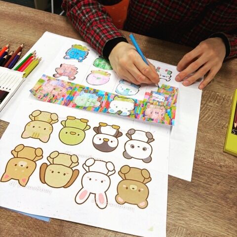 ジョブタス東仙台です！

作業の一部です📸
見本を見ながらイラストを書いていただきました！

デフォルメされたかわいいイラストに
背景もカラフルに色付けされて目を引きます👀💕

ちなみに完成したイラストは加工して
レジンに封入したりマグネットとなります✨

----✂-----------------------------------------

🏠ジョブタス東仙台　★東仙台駅すぐそば！
〒983-0833　仙台市宮城野区東仙台1丁目7-1
☎022-355-6325
【営業時間：9：00～17：00／月～金曜日】

#ジョブタス東仙台 #就労支援B型 #福祉 #障害福祉 #無料送迎 #昼食無料提供 #仙台 #ハンドメイド #製作 #軽作業 #古着 #古本 #昼食無料 #送迎無料 #利用者様募集中 #見学体験受付中 #エフリング