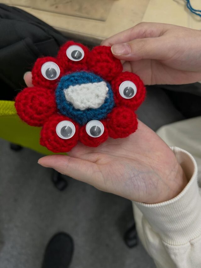 愛のメモリー✨✨

ぼくらの心に刻まれた大阪関西万博のあのキャラクター

作っちゃいました😊👀🟥🟦

世界に、次世代にこのメモリーが

ミャクミャクと受け継がれていくことを願います🤲

編み物、ハンドメイドに興味のある方は

一度お問い合わせくださいませ😊

#エフリング #就労支援ｂ型事業所 #作業所 #ジョブタス駒川事業所 #編み物