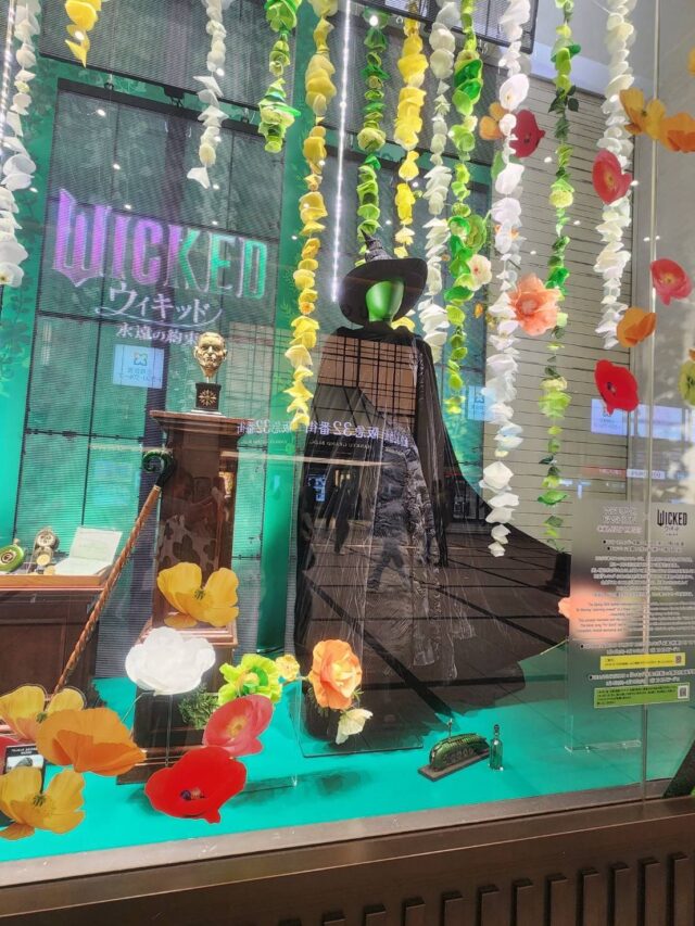 こんにちは！今週は暖かくなりそうですね🌷

梅田の阪急百貨店のコンコースがウィキッドコラボになっていました✨
春らしい色で気持ちも上がります🍀
来月のウィキッド永遠の約束の映画を楽しみにしています🎵
#ジョブタス長吉長原東#就労支援#平野区就労#支援就労b#ウィキッド永遠の約束