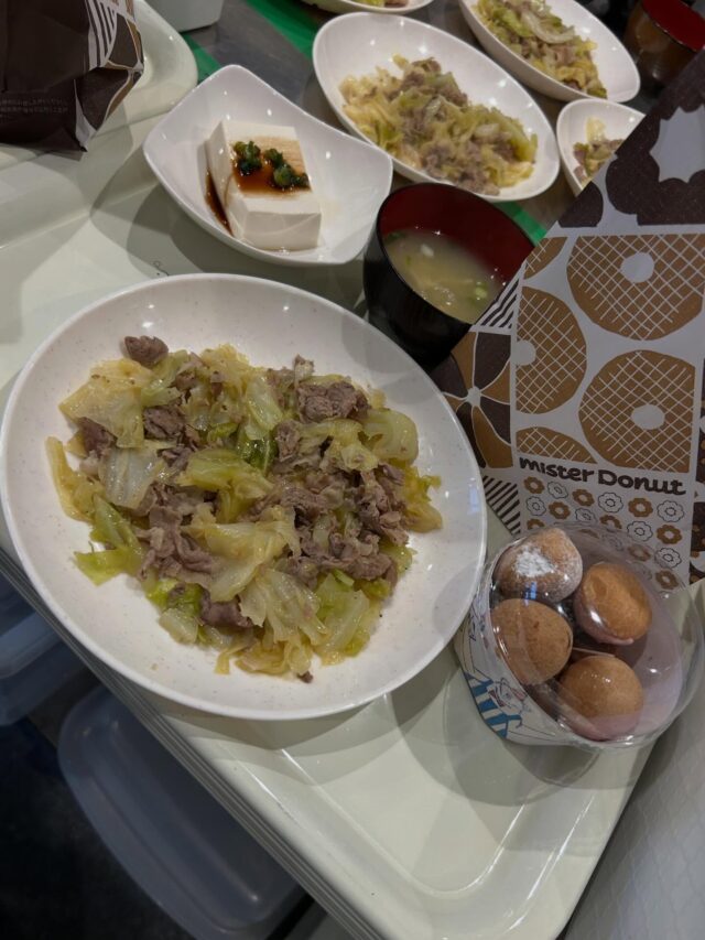 今日はミスタードーナツ付きごはん😋

ミスターと付くものに悪いものはありませんね！

永久に不滅です！

#エフリング #ジョブタス駒川事業所 #ジョブタス #ミスター #ドーナツ