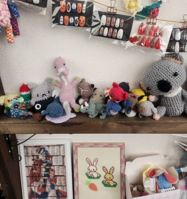 3月ですね🌸

ラジオからはキャンデーズの曲が何曲か流れてました🎵
利用者さんの作品を紹介します✨

ネイルやダイアモンドアート、編みぐるみやリースなど、色んな作業があります☺️
#ジョブタス長吉長原東#就労支援#B型#平野区就労支援#送迎無料