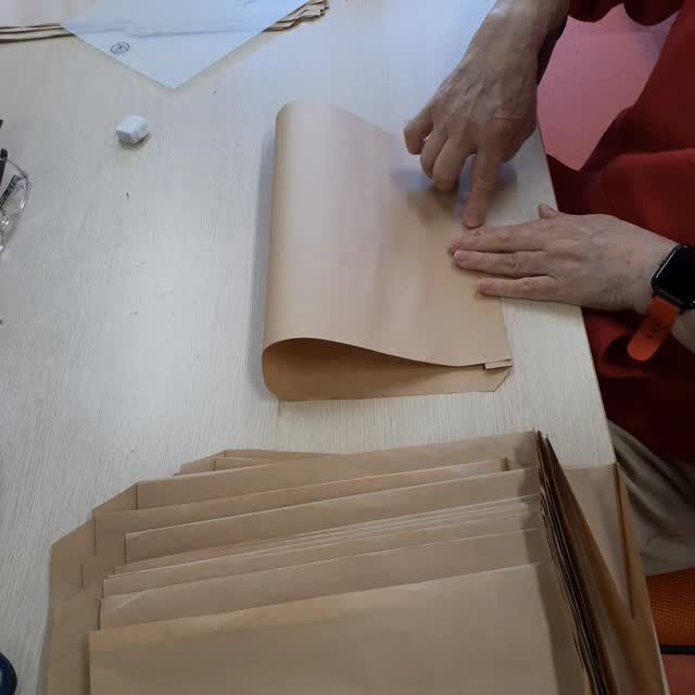 封筒作りの作業をしている利用者さんの動画を撮らせていただきました☺️❤️

この方、作業が丁寧で毎回めちゃめちゃ綺麗な封筒を作ってくださいます！！

日々感謝です😌❣️

#作業風景#B型作業所#ジョブタス弘前八幡事業所