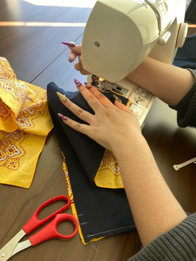 こんにちは😃
事業所では、ミシン作業もできますよ
ミシン作業は集中力が必要ですが、自分のリズムを大切にしながら取り組んでいます。

ジョブタスでは、あなたの「得意」や「やりたい」を応援します✨
#ジョブタス長吉長原東#就労支援B型#手作りアクセサリー#ハンドメイド#ミシン