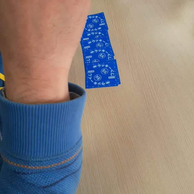 今日は大仏の日・大仏開眼の日（4月9日 記念日）と言う事で、ラッキーくじを選定する作業をする利用者さんを、撮影させて頂きました😊　富くじと大仏開眼と縁起が良さそうですよね💯　曲は千と千尋の神隠しにしました。閲覧されましたら、いいねやフォローを、お願い致します❤️　＃大仏の日・大仏開眼の日　＃千と千尋の神隠し　＃ラッキーくじ　＃ジョブタス弘前八幡事業所