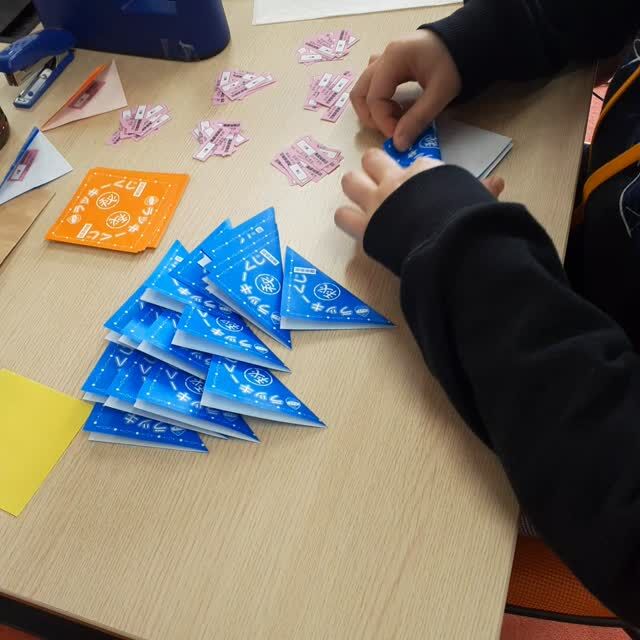 今日は東京ディズニーランド開園の日なんです。1983年4月15日、日本初のディズニーパークが開園したそうです。そういえば、私も幼い頃に母親に連れられて飛行機で行った事があり、ドナルドダックの大きいぬいぐるみを、お願いした事があります🥰　そんなんで、今日は麻雀も強い物静かな利用者さんの作業風景を撮影させて頂きました💯　綺麗にスピーディーにサクサクと熟す姿は天晴れです😍　選曲はデイズニーの開園した日と言う事で、ミッキーマウスのマーチにさせて頂きました😊閲覧されましたら、いいねや、フォローをお願い致します🐭　＃東京ディズニーランド開園の日　＃スピードくじ　＃ミッキーマウス　＃ジョブタス弘前八幡事業所