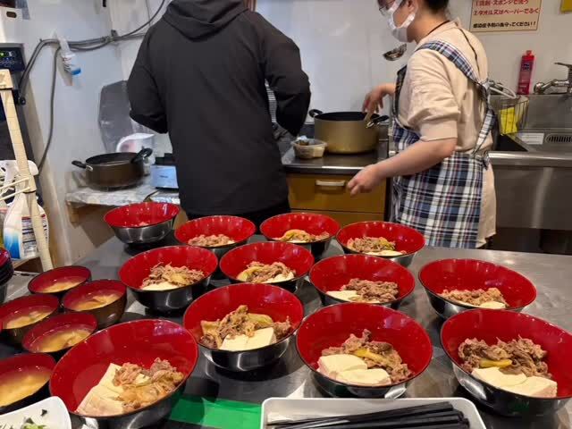 こんにちは🌞

今日のお昼ご飯は、釣りが好きな職員が担当でした！

今日のメニューは肉どうふです🍖
お肉は柔らかく汁も美味しかったです♪
今回は料理をしているお二人の写真をパシャリ！
頑張って皆さんに栄養たっぷりな料理を作っています！

すごく美味しい😋
お昼がいつも楽しみです😊

【お問い合せ先】
☎️06-6625-8438
📩komagawa@jobtas-kansai.net

インスタのDMでも大丈夫です👌

#就労支援ｂ型事業所 
#エフリング 
#ジョブタス駒川事業所 
#障害者自立支援 
#障害福祉サービス