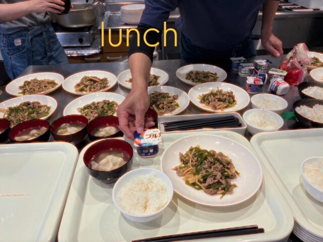 こんにちは！
今日の料理は事業所のサービス管理責任者が作った青椒肉絲です！

これまでの料理経験をフル活用して作り出した青椒肉絲は絶品でした！

料理ができる漢はカッコいいですね👍🏻
憧れます🤩

皆さん美味しそうにたいらげていました^_^

【お問い合せ先】
☎️06-6625-8438
📩komagawa@jobtas-kansai.net

インスタのDMでも大丈夫です👌

#就労支援ｂ型事業所 
#エフリング 
#ジョブタス駒川事業所 
#障害者自立支援 
#障害福祉サービス