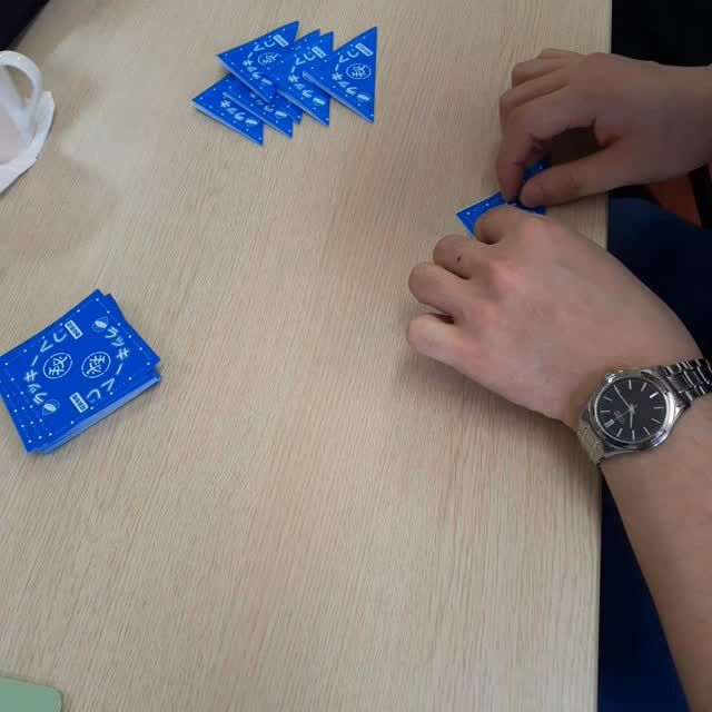 今日、4月14日は、オレンジ色のプレゼントを贈り合う「オレンジデー」という事で、丁度オレンジやイエローが好きな、お洒落な利用者さんの作業風景を動画で撮らせて頂きました🍊　スピードくじを綺麗に合わせて折る大切な作業を早く丁寧に折っていますね💯　オレンジと言う事で、オレンジの河で有名な今井美樹さんの旦那さんの、布袋寅泰さんのStil Aliveに選曲させて頂きました🎸　何か北斗の拳で、あたたったたた～なのです（笑）　＃オレンジデー　＃今井美樹　＃布袋寅泰　＃北斗の拳　＃スピードくじ　＃ジョブタス弘前八幡事業所