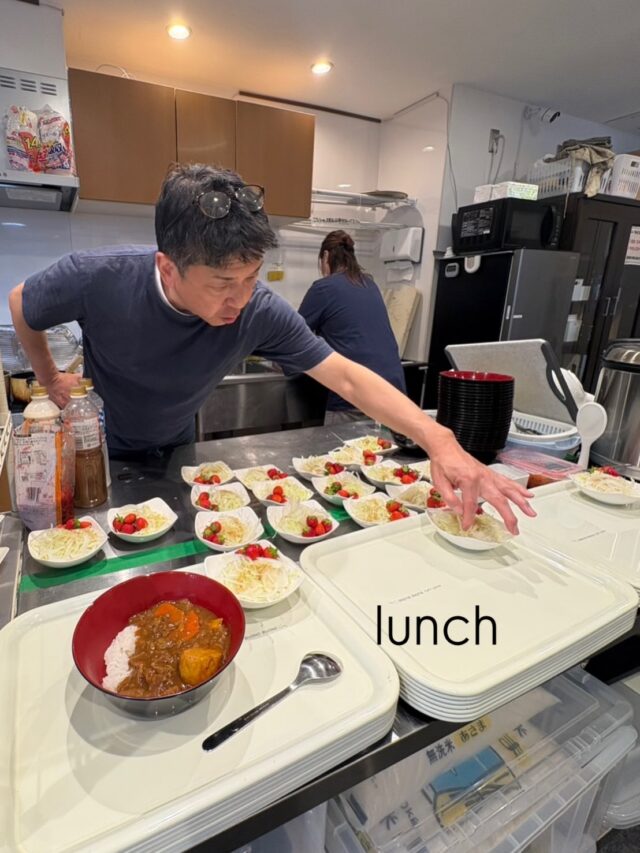 こんにちは🌞
水曜日はサービス管理責任者が丹精込めて作ったカレーでした！
新じゃがを使ったカレーです🍛
写真の通り、１つ１つ大きなじゃがいもでこれだけで満腹になりそうです^_^

お昼前からカレーのいい匂いが事業所に漂い、大盛りで食べている利用者さんもいました！
漢のカレーは最高👍🏻👍🏻

【お問い合せ先】
☎️06-6625-8438
📩komagawa@jobtas-kansai.net

インスタのDMでも大丈夫です👌

#就労支援ｂ型事業所 
#エフリング 
#ジョブタス駒川事業所 
#障害者自立支援 
#障害福祉サービス