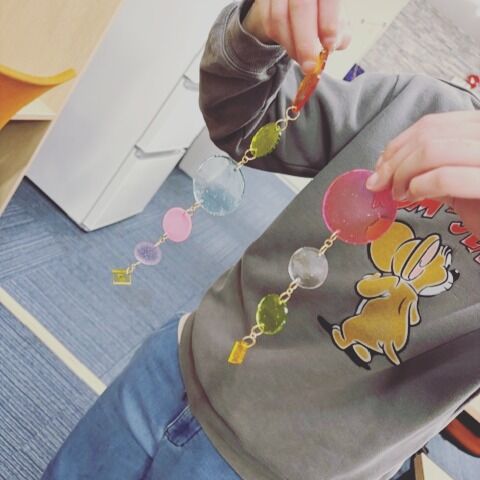 ジョブタス東仙台です！

利用者さん作品の紹介です✔

①ゆらゆらゆれるサンキャッチャーです✨
丸型モールドに着色レジンで作成しています！
窓際に飾るとゆらゆら＆キラキラで素敵インテリアに😊

②本日体験者様のレジン作品です！
立体的なかわいいテディベアです💕
色味がお菓子のようにきれいでおいしそうで
実際にお見せできないのが残念です😢😢
次回体験もお待ちしていますね！

ジョブタス東仙台では現在お仕事体験会を実施中！
現在ハンドメイドに力を入れておりますので、
気になる作業があればぜひ見学にいらしてください！

----✂-----------------------------------------

🏠ジョブタス東仙台　★東仙台駅すぐそば！
〒983-0833　仙台市宮城野区東仙台1丁目7-1
☎：022-355-6325
✉：jobtas.higashisendai@gmail.com
【営業時間：9：00～17：00／月～金曜日】

#ジョブタス東仙台 #就労支援B型 #福祉 #障害福祉 #無料送迎 #昼食無料提供 #仙台 #ハンドメイド #製作 #軽作業 #古着 #古本 #昼食無料 #送迎無料 #利用者様募集中 #見学体験受付中 #エフリング